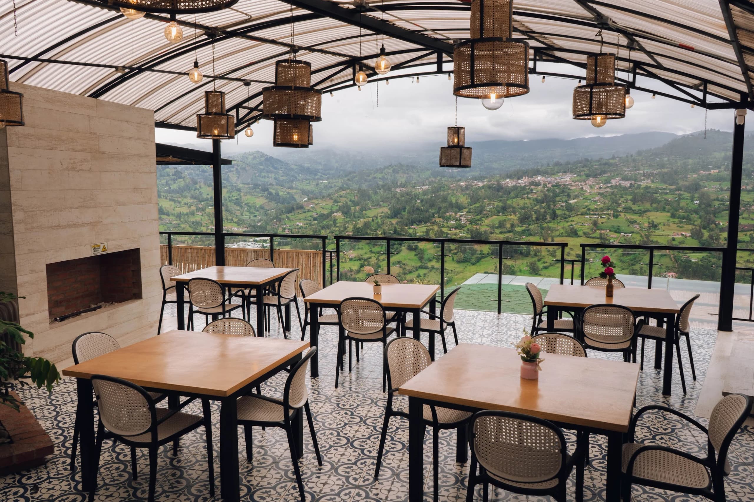 El salón acristalado, con las mesas mirando al valle