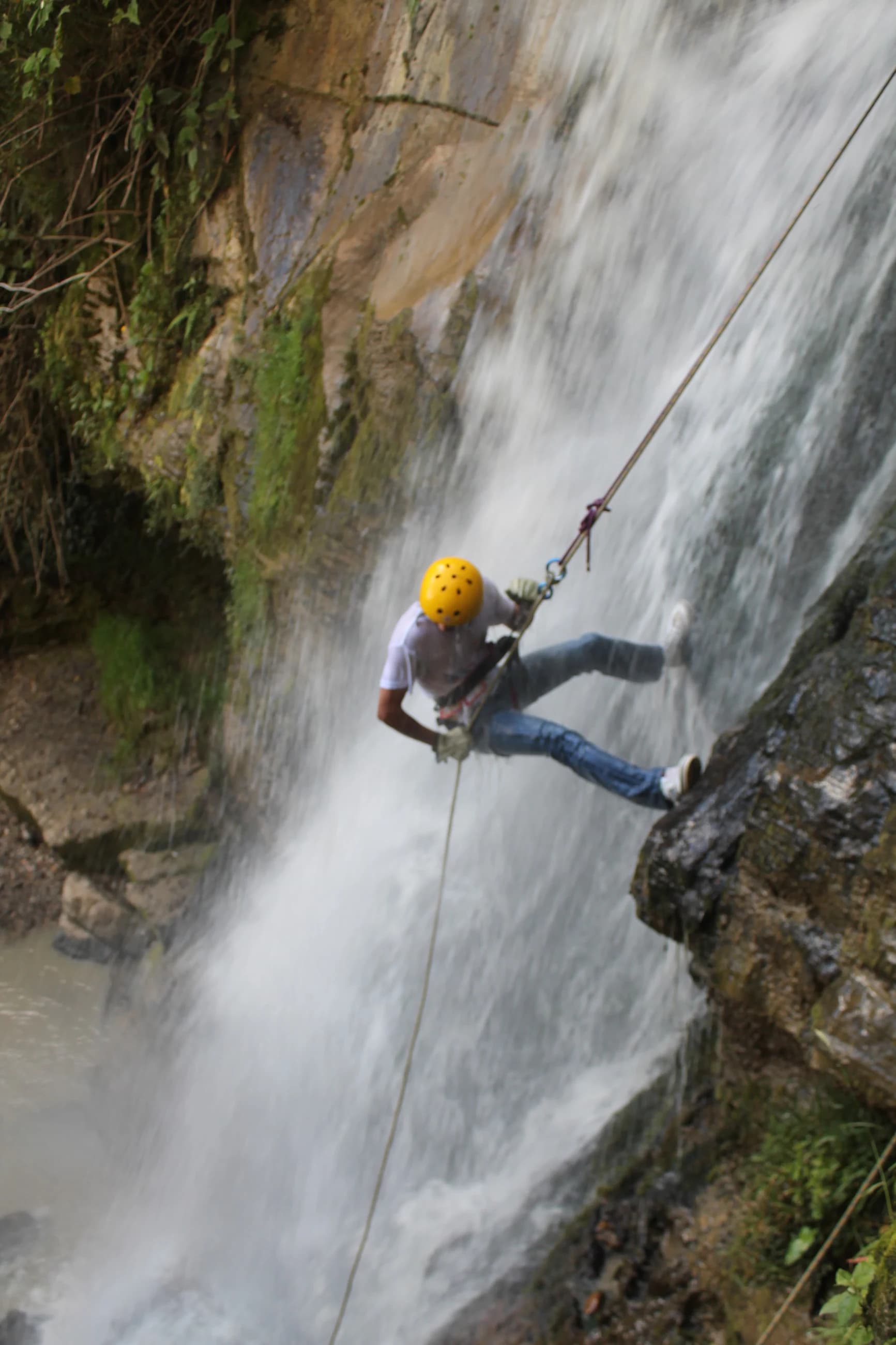 Descenso en cuerda por la cascada